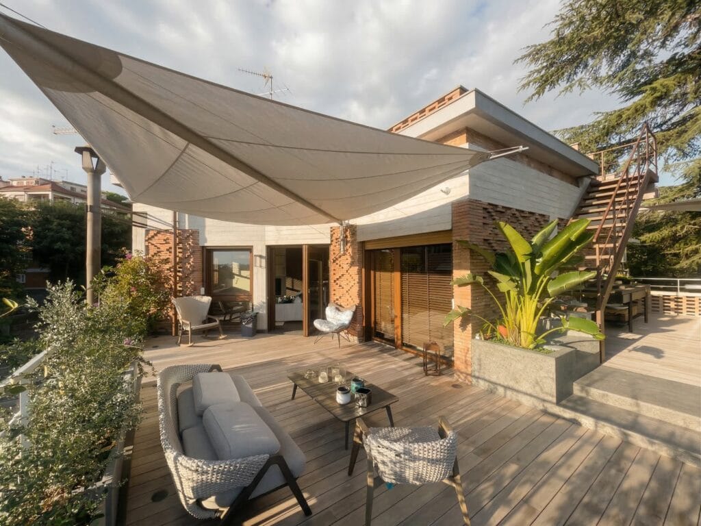 Terrazzo ristrutturato con zona relax e copertura ombreggiante