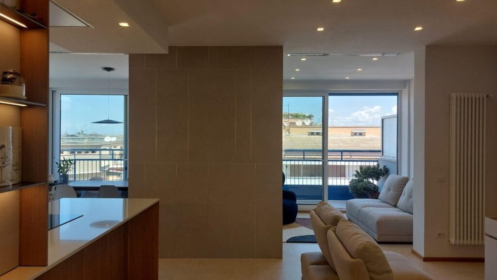 Ristrutturazione di interni con soggiorno moderno e cucina a vista