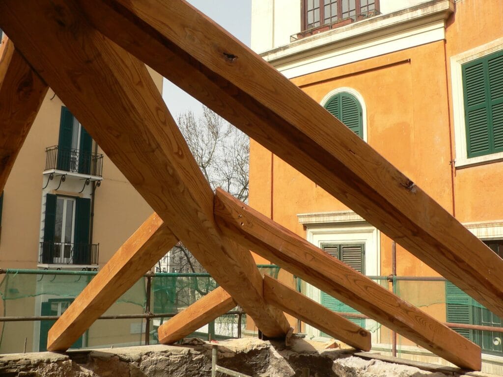 Struttura in legno durante lavori di costruzione e ristrutturazione