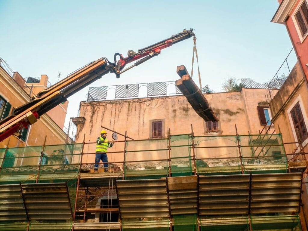 Cantiere di ristrutturazione con gru e ponteggi