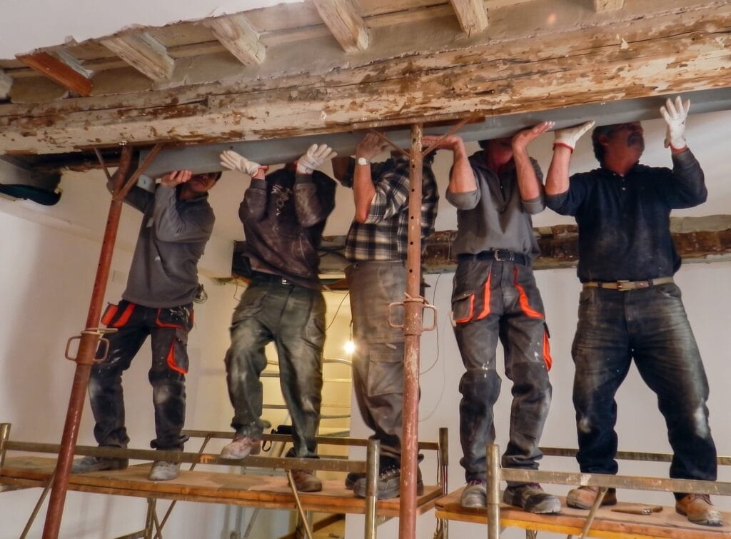 Squadra di operai durante lavori di ristrutturazione edilizia