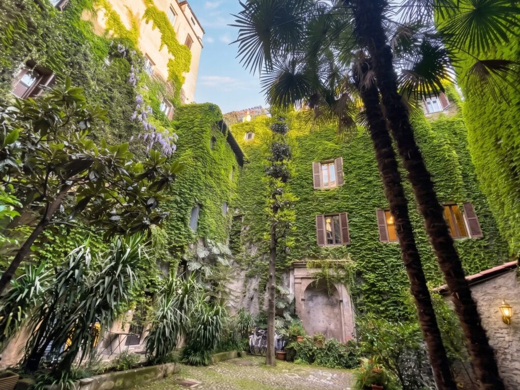 Cortile interno di edificio residenziale con facciate verdi